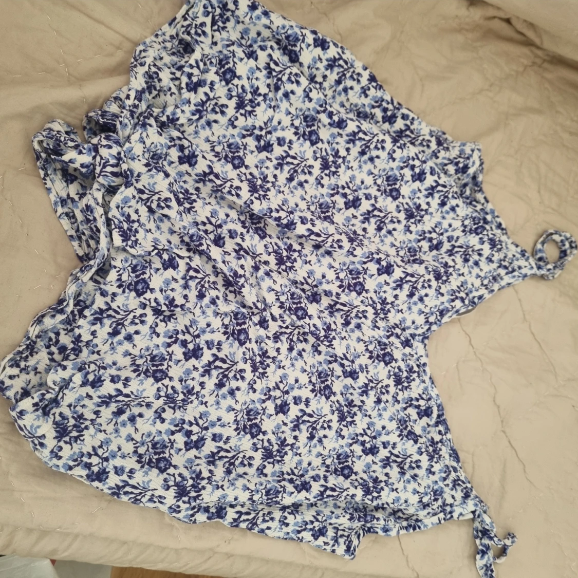 Blommig knyt-topp i blått och vitt - 3