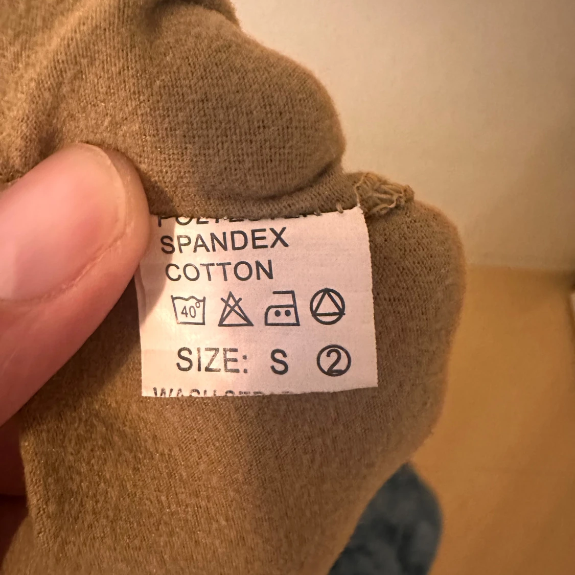 Beige långärmad klänning med snörning - 2