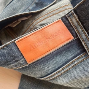 Acne Jeans! - Unika jeans från Acne! 31/34, Midja: 42cm Längd: 104cm. Hållet på baksidan är design!