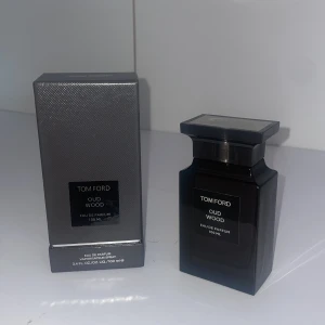 Tom Ford Oud Wood 100ml EdP - Lyxig parfym till superpris! Säljer en exklusiv parfym – nästan helt ny, endast testad 1–2 gånger (100 ml flaska).  💎 Originalpris: 3 820 kr 💰 Mitt pris: 2 399 kr  Du sparar alltså över 1 400 kr på en parfym som i princip är oanvänd!  Flaskan är i nyskick och doften är fantastisk – säljer endast p.g.a. att den inte riktigt passade mig.  Passa på innan någon annan hinner före!