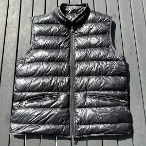  Moncler gui väst - Moncler gui väst i ganska bra skick, de finns lite slitage, skriv för bild, annars bra skick. Endast västen ingår.
