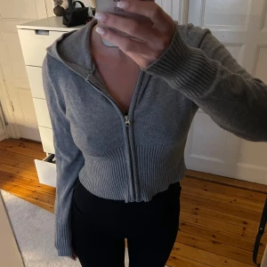 Stickad zip up  - Stickad grå zip up, mycket bra skick 