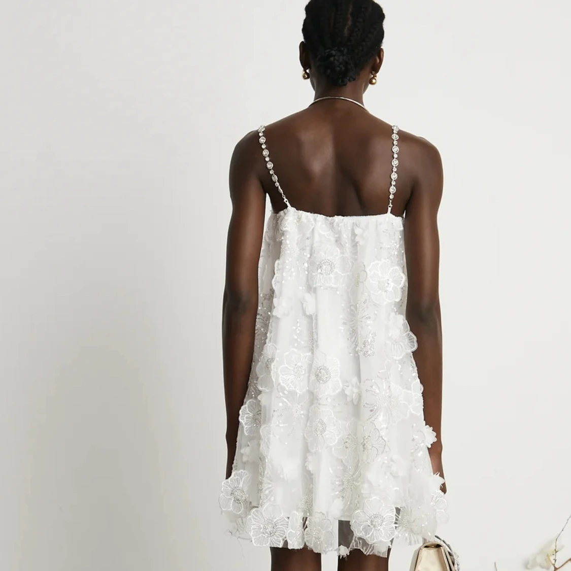 Vit blommig kortklänning med pärlband - 1