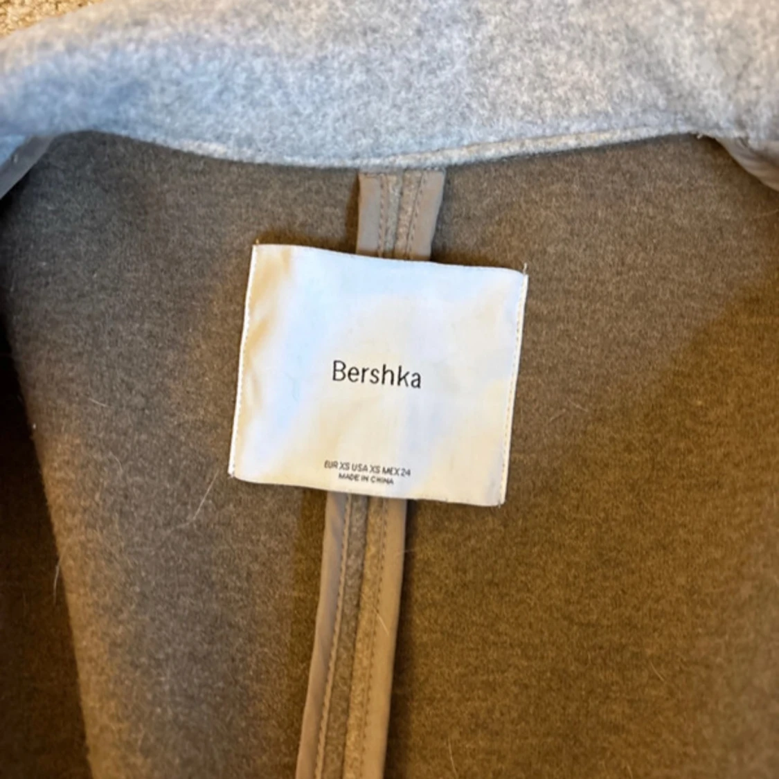 Grå-beige kappa från Bershka - 3