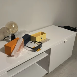 Helt nya svarta solglasögon med en exklusiv design - Säljer ett par svarta solglasögon i exklusiv design. De har ett elegant uttryck med mörka glas och stilren båge. Helt nya