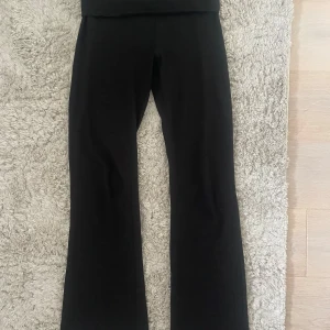 Lowwaist yogapant - Svarta yogabyxor från XOXO Friends i stretchigt material med medel/låg midja och bootcut-ben. Perfekta för en chill och snygg look, passar till allt. Verkligen så bekväma och passar någon som är mellan 158-165 skulle jag säga! Används en gång bara🥰💗