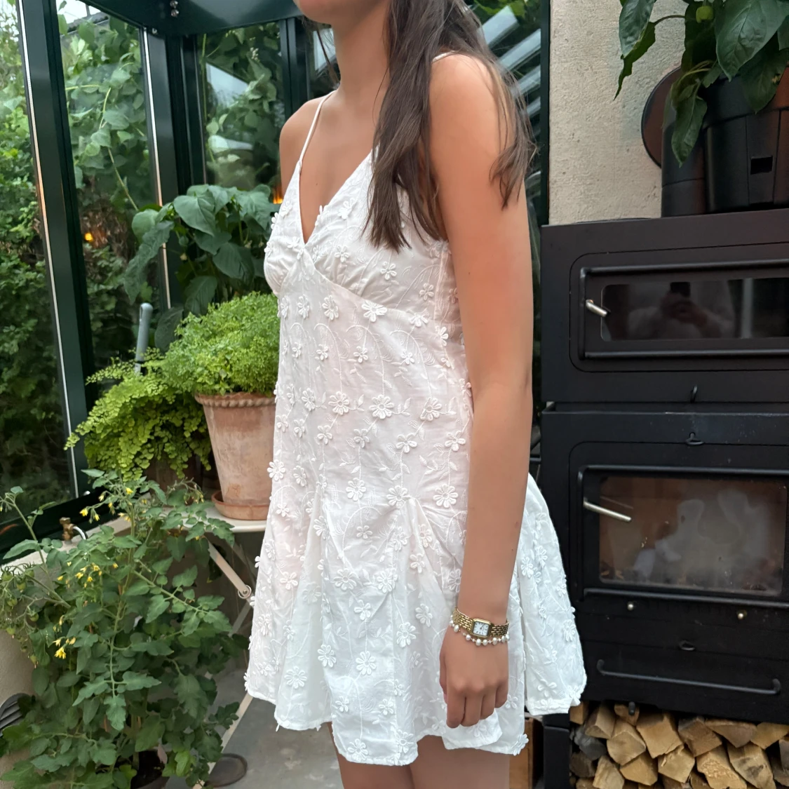 Vit blommig kort sommarklänning