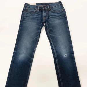 Abercrombie jeans  - Säljer ett par mörkblå Abercrombie jeans med snygg slitning. Änvända väl men fortfarande väldigt bra skick. Storleken är för 12 år, men tror att det är ungefär W26, L26. Fråga gärna om du undrar något! Pris kan diskuteras :)