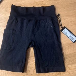 Mm sport shorts - Ett par seamless shorts som är för små för mig, men de är från MM Sports och någon annan kan bära den :).   