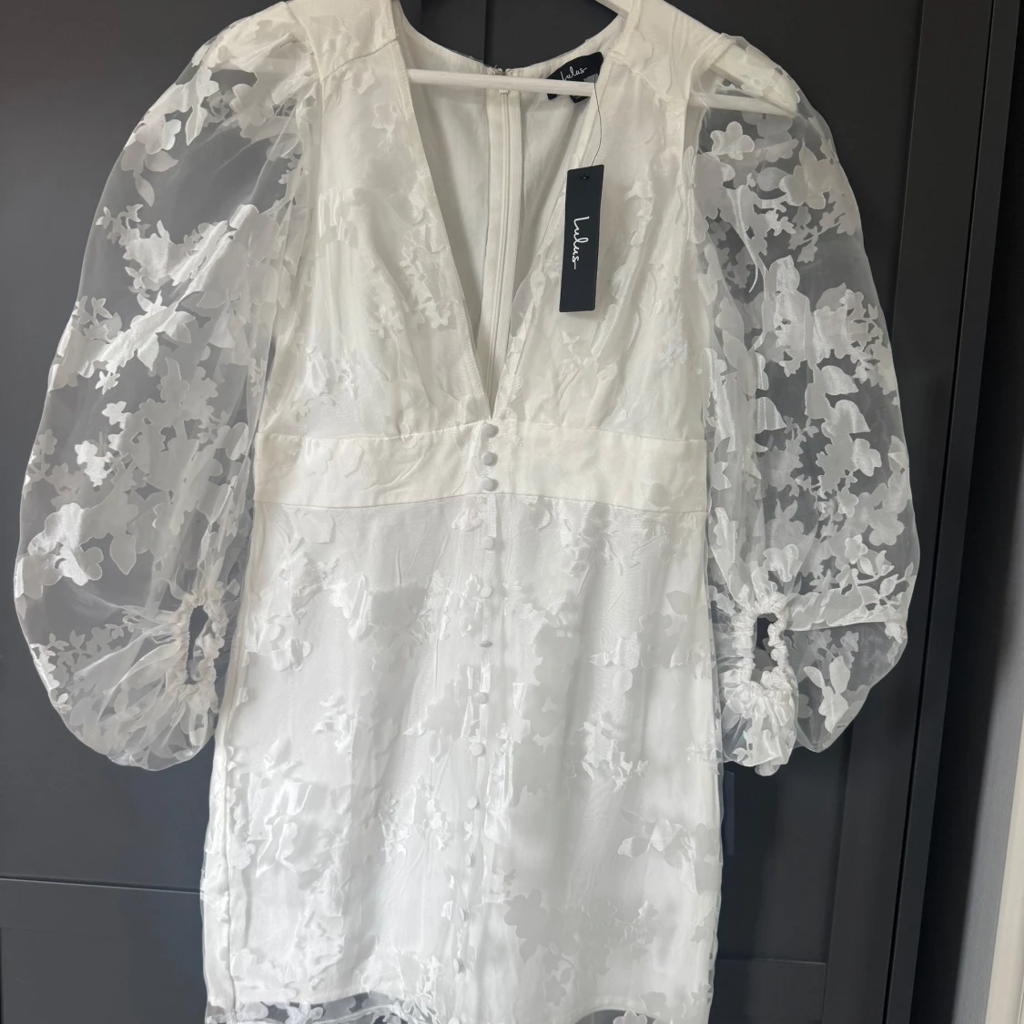 Vit kortklänning med puffärmar från Lulus - 1