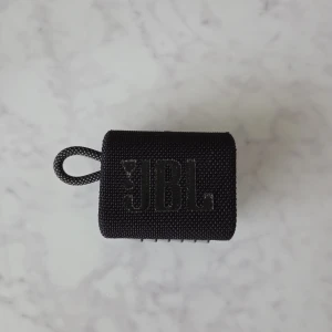 JBL Go 3 Högtalare - Kompakt och portabel högtalare från JBL, modell Go 3. Perfekt för att ta med musiken överallt.
