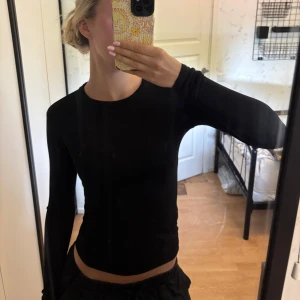 Svart långärmad tight tröja - Jag säljer min svarta långärmade tröja från Zara i storlek xs.😊🙏🏼
