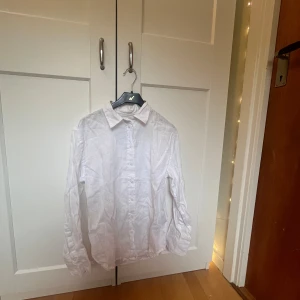 Vit linneskjorta  - Klassisk snygg vit skjorta från Gina Tricot i storlek XS, använt ett fåtal gånger ❤️