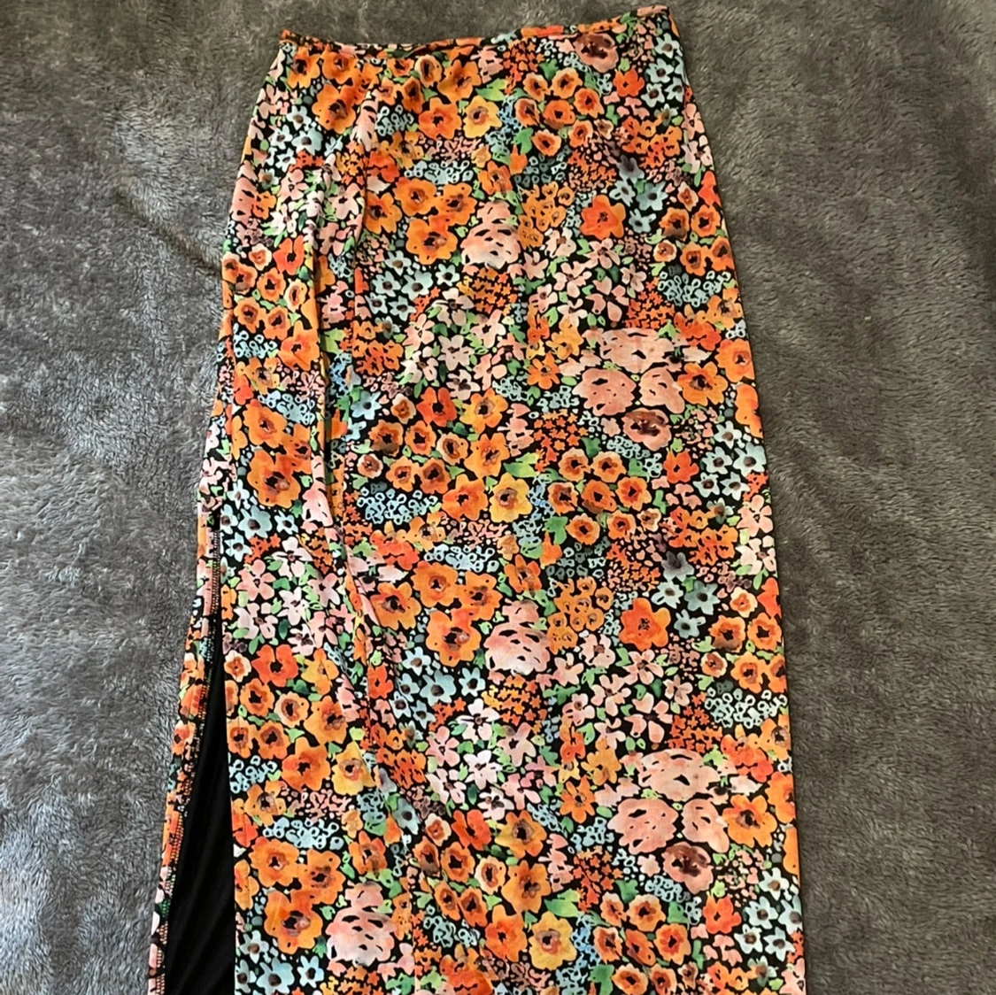 Blommig långkjol med slits