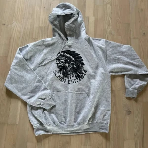 Scndi Hoodie - Hej😀, säljer nu min extremt fina och eftertraktade hoodie från märket scndi till ett oslagbart pris. Skriv vid funderingar!