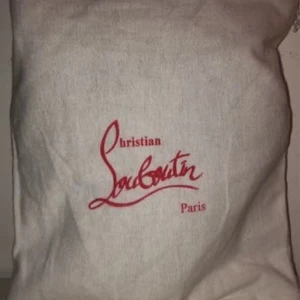 Christian Louboutin svarta sneakers mocka - Använd bara en dag   Jag kan dubbel tvätta de åt er möts upp i Stockholm eller Swish priset kan diskuteras 
