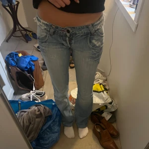 Lowwaist bootcut jeans - Intressekoll på dessa super snygga jeans, köpta på Vinted. Snygg sliten färg och flera snygga slitningar som man kan se på bilderna. Utbytt knapp men inget man märker. Midjemått 40x2 och innerbenslängd 85-86. Upptrampat på byxorna längst ner som man ser på sista bilden, inget som blivit nu utan det var så när jag köpte de och märks knappt. Skriv gärna innan köp, och köp gärna med insta box. Skriv för frågor!💓