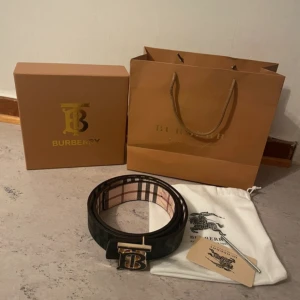 Dubbelsidigt burberry bälte  - Dubbelsidigt Burberry bälte till bra pris! Använt ett par gånger bara och inga extra hål. Kvitto samt låda och burberry kortet följer med. Priset är ej hugget i sten och går så klart att diskuteras. 