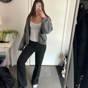 Kostymbyxor  - Lowwaist kostymbyxor. Använd ett få tal gånger, säljer pga de tyvärr tyvärr är för långa för mig. Jag är 174 cm lång och vanligtvis en storlek 38.  Innerbenslängd: 87 cm  Midjemått: 82 cm. Färgen är inte helsvart, mer grå/svart