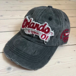 Grå/röd retro keps - supersnygg retro baseballkeps i destressed stil med broderad patch i rött o vitt!!! totalt nyskick och justerbar storlek👍👍