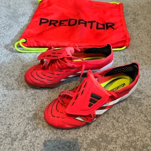 Adidas Predator Elite FG - Adidas Predator Elite FG Använda 2 träningar bara, nyskick! Storlek EU 41 1/3 Kommer med skopåse 