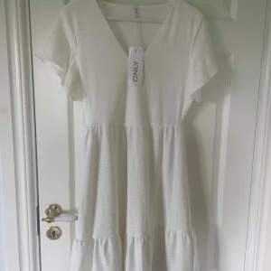 Vit sommarklänning från ONLY - En oanvänd klänning med prislapp på från ONLY med v-ringning.