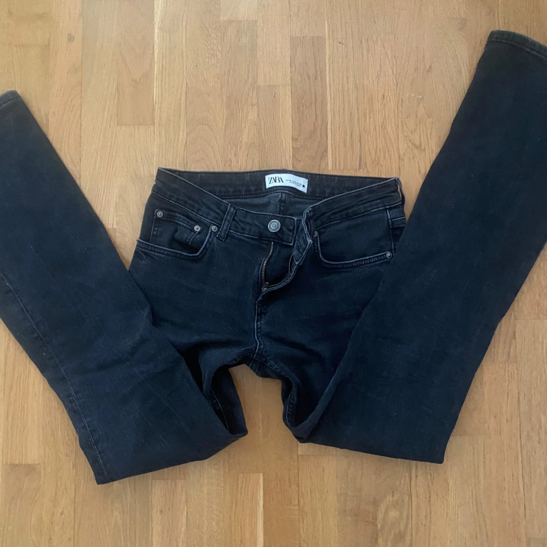 Svarta bootcut jeans från ZARA - 1