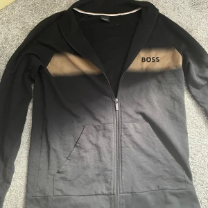 Hugo Boss Zip Hoodie - Säljer numera min varsamt använda Hugo boss zip, eftersom jag inte vart så förtjust i den och därför aldrig typ använt den och för att jag har en liknande. Tröjan är clean och passar till de mesta och är bekväm och stilren! Mitt pris är definitivt inte hugget i sten då jag hade velat bli av med den! Och kan därför gå ner i pris! Hör gärna av er vid frågor!!!
