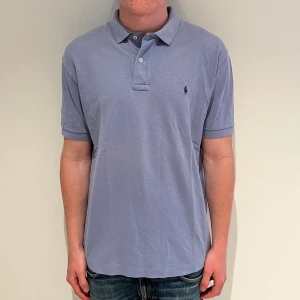 Ralph lauren piké - Ralph lauren piké | Skick: 9/10 | L | Fraktar via postnord eller instabox på köparens bekostnad | Hör av dig vid minsta fråga eller fundering! 