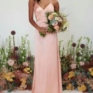 Ljusrosa långklänning i satin - Elegant ljusrosa långklänning i satin med smala axelband och v-ringad urringning. Perfekt för bal eller bröllop! Den är lång och är lång för mig som är 170! Endast använd 1 gång! Från Pretty Lavish men köpt på ASOS där den nu är slutsåld! 