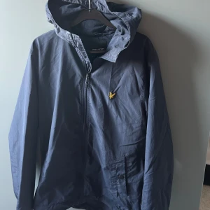 Lyle and Scott windbreaker  - Säljer min Lyle and Scott jacka i jätte bra skick. Bra till hösten, hör av er!