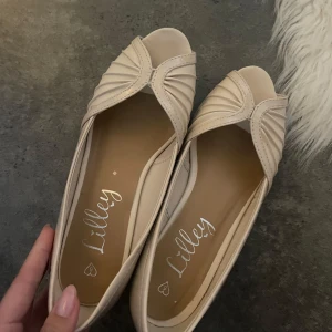 Söta klackar - Så så så himla fina men tyvärr för stora, passar en stor 38 eller 39 skulle ja tro! Står storlek 5 men jag har 37,5 o de är för stora🩷 finns lite skavanker undertill men inget som påverkar funktionen!