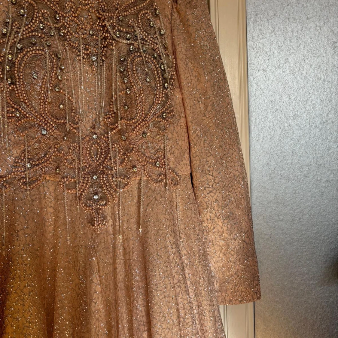 Glittrig långklänning i champagne