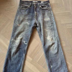 Our Legacy Third Cut Digital Denim - Our Legacy Third Cut Digital Denim, köpt från Our Legacy butiken på Jakobbergsgatan 11. Kvitto finns nypris 4 400 kr.