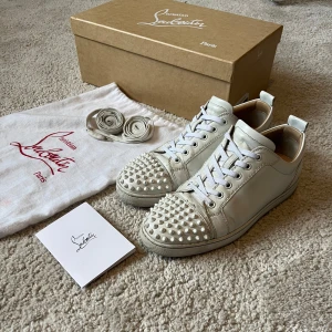 Vita Christian Louboutin  - Storlek:40.5 passar större | Skick:7/10 | Medföljer:Og snöre-Box-Dustbag-Kort | Äktehet garanteras-köpta från vestiare collective.