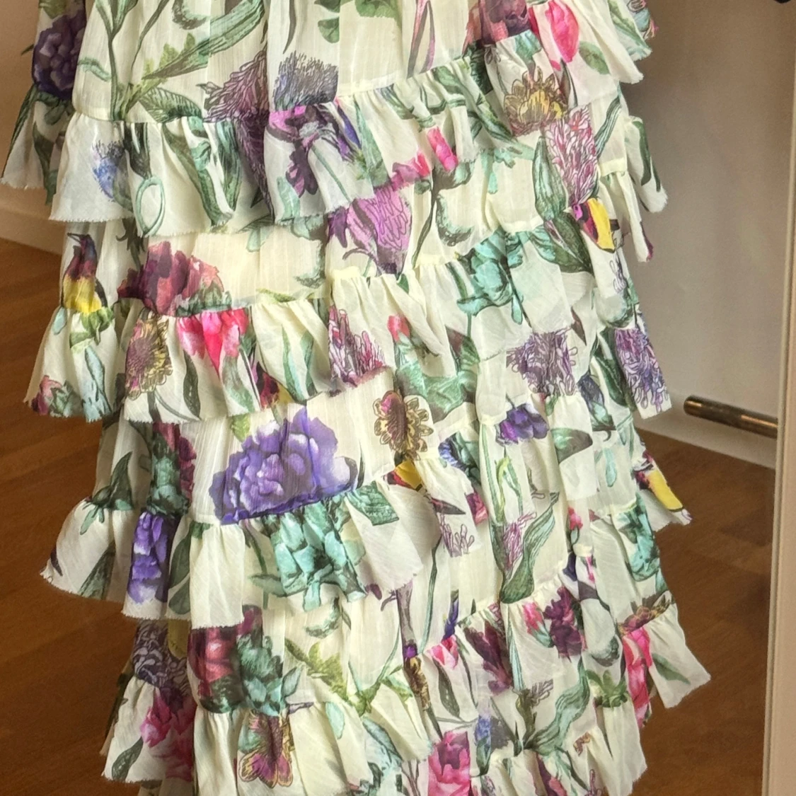 Blommig volangkjol i pastellfärger - 1