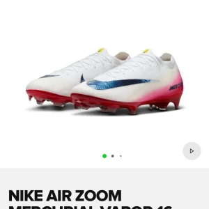 Söker ett par Nike Air Zoom Mercurial Vapor 15  - Nike Air Zoom Mercurial Vapor 15 är grymma fotbollsskor i vitt med blå swoosh och röd sula. Skorna har en slimmad form, snörning och är tillverkade i syntetmaterial för bästa grepp och känsla på planen. Perfekta för dig som vill sticka ut på matchen.