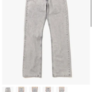 Grå raka jeans från HOPE - Snygga grå jeans från HOPE i modellen Rush Jeans. De har rak passform, klassisk femficksdesign och är tillverkade i slitstarkt jeanstyg. Perfekta för dig som gillar en stilren och avslappnad look.