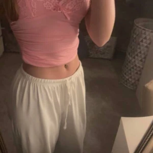 Vita byxor - För lång för mig som är 162cm men om du letar efter en baggy look så är den perfekt, inte genomskinlig och mjuk material