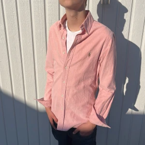 Rosa Ralph Lauren Skjorta - Tja! Säljer nu denna galet feta Ralph Lauren Skjortan! Toppskick utan några defekter, 9/10! Färgen är Ljusrosa, riktigt fet nu till sommaren!☀️Storlek S Slim fit, Fits=TTS, Galet fet slim passform! Äkta med supplier number, 100% bomull! Hör av dig vid minsta fråga eller fundering!🌟