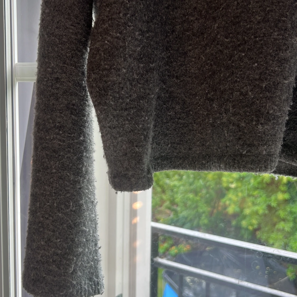 Mörkgrå stickad tröja med lång ärm - 2