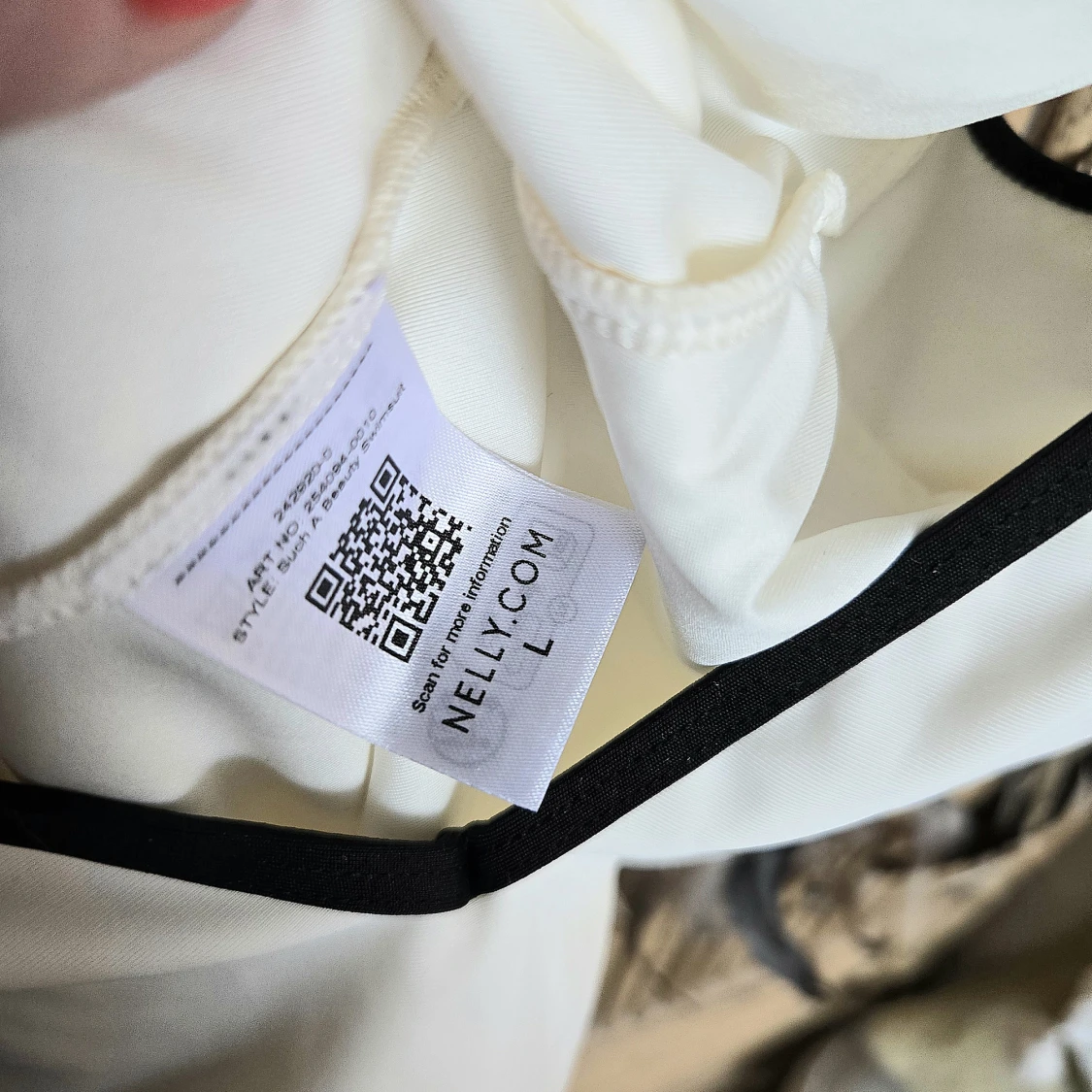 Vit baddräkt med svarta detaljer från Nelly - 2