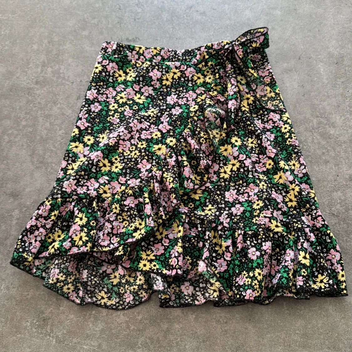 Blommig omlottkjol från Vero Moda XS
