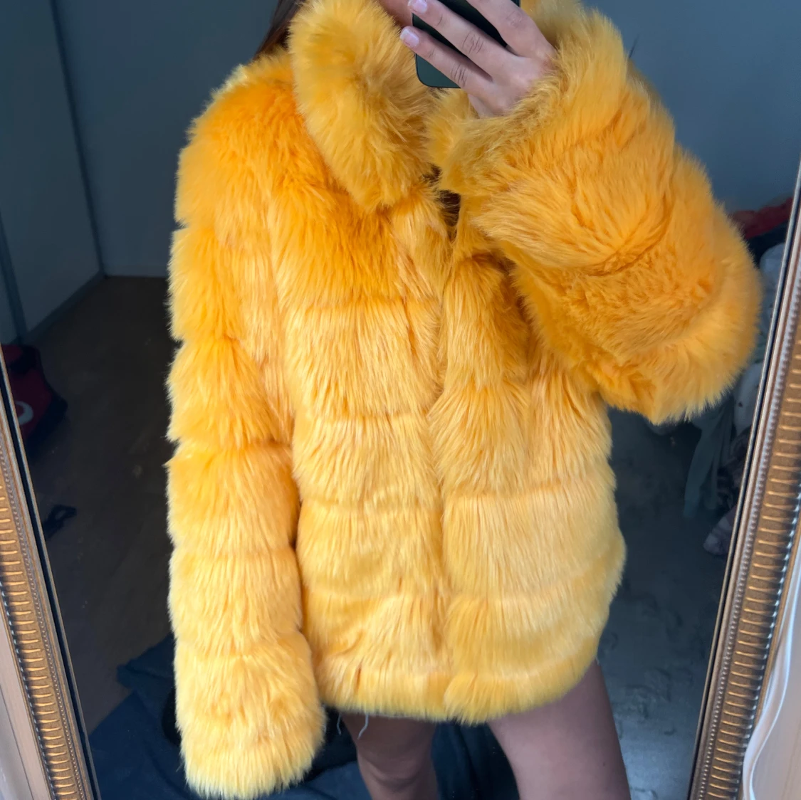Gul pälsjacka  - 2
