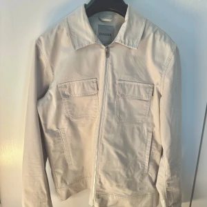 Tunn sommarjacka från Elvine - Beige tunn jacka från Elvine. Obs den är Storlek M egentligen men den är liten i storleken så sitter som en S