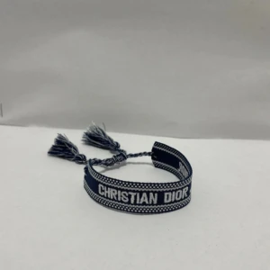 Christian Dior blått tygarmband - Säljer detta snygga armbandet inspirerat av Dior.  ✅ justerings bar storlek (passar alla) ✅ Färg: vit / marinblå ✅ Material: tyg ✅ perfekt inför sommaren ✅ unisex (passar både killar och tjejer)  💬 Fråga gärna om du vill ha fler bilder eller mer info!