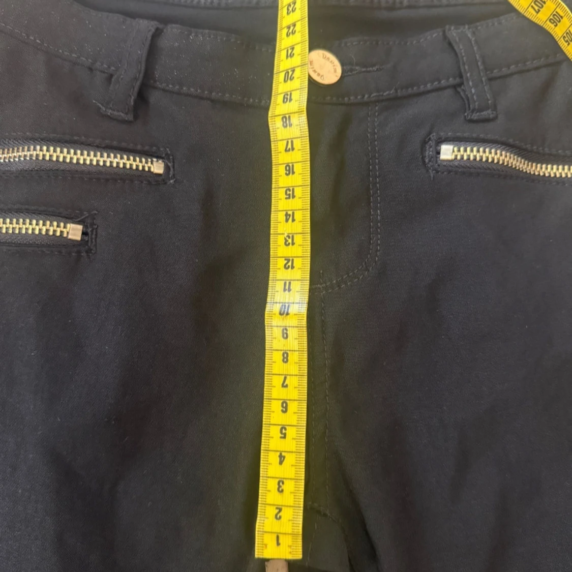 Svarta byxor med dragkedjor från MONDAY - 4