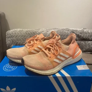 Adidas Ultraboost i persikofärg - Fina adidas ultra boost sneakers för dam som passar bra till träningen eller till vardagen. Använt med god hänsyn då skorna kostar ungefär 1400-1800kr originellt. Skriv vid frågor och tveka inte med att komma med bud, kan komma ner i pris vid snabba förhandlingar !!