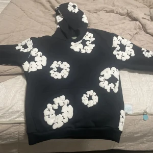 Äkta svart denim tears hoodie - Säljer äkta denim tears hoodie, storlek S, knappt använt, har kvittot, fraktas samma dag