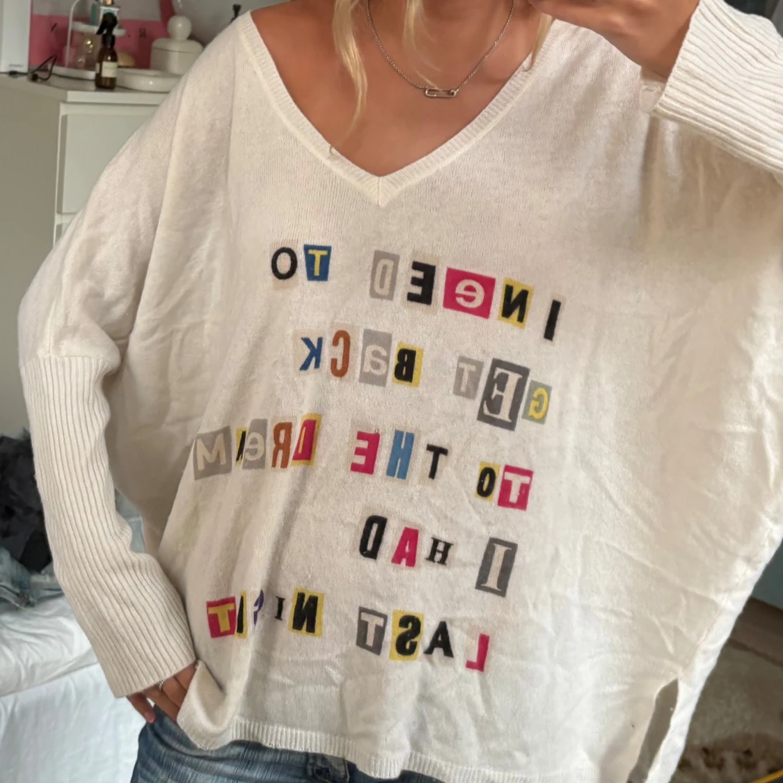 Vit v-ringad tröja med färgglatt tryck - 2